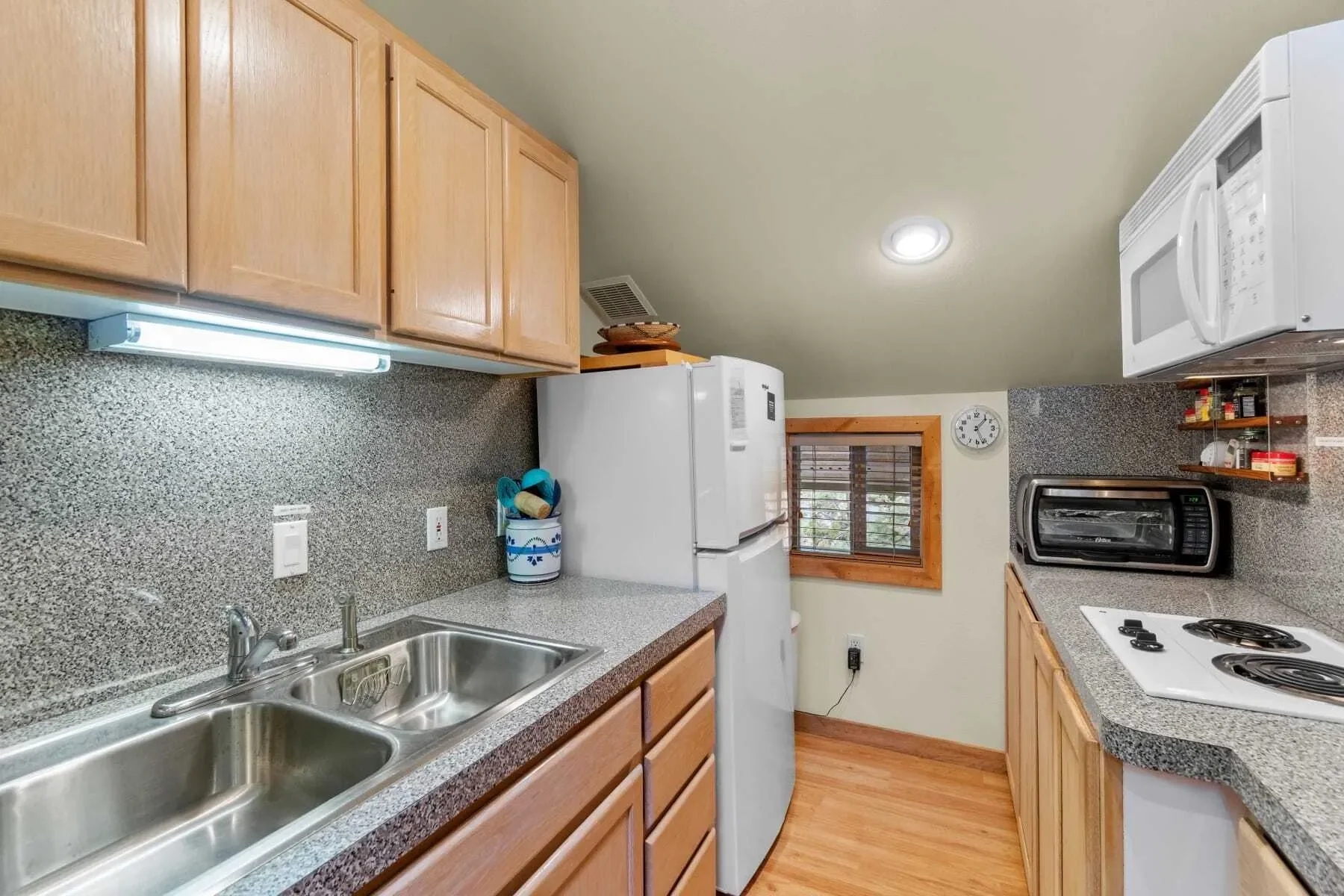 683 NW Silver Buckle Road , Bend, OR 97703, Bend, Oregon, United States. - Photo 41