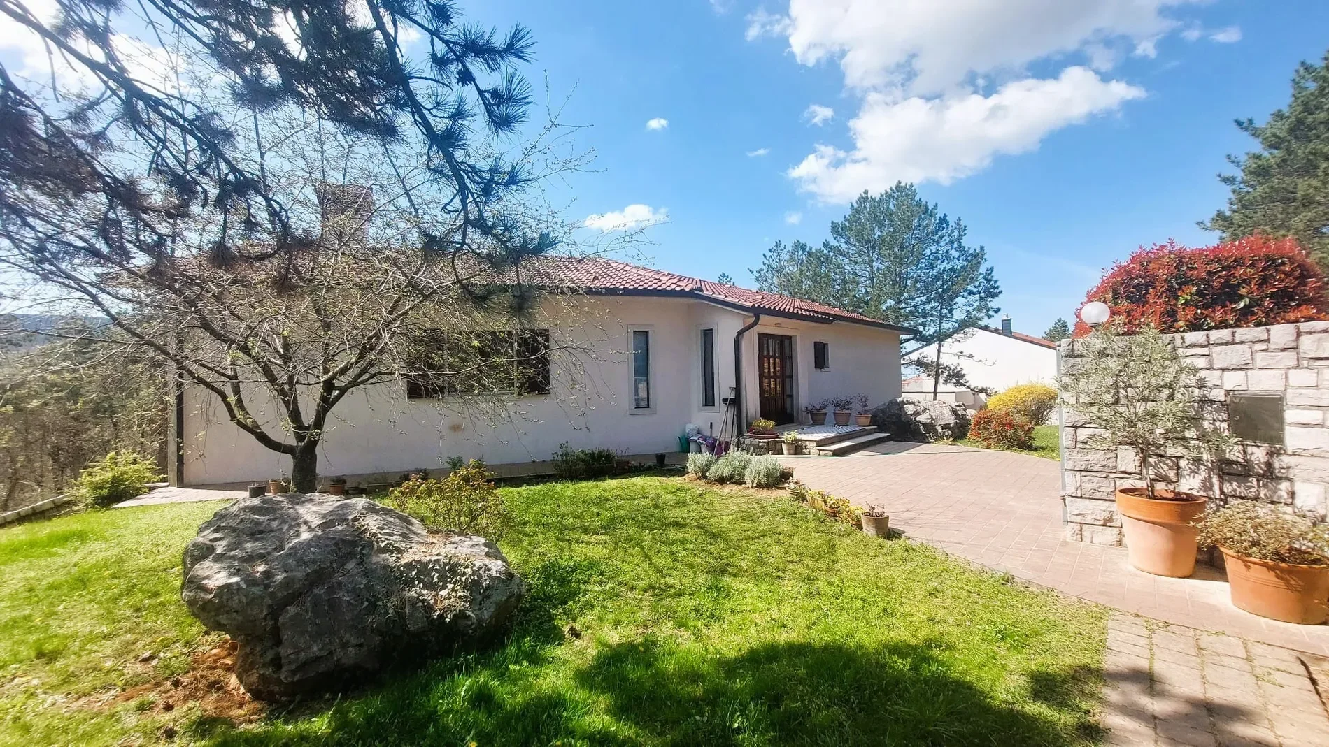 Exterior photo 4