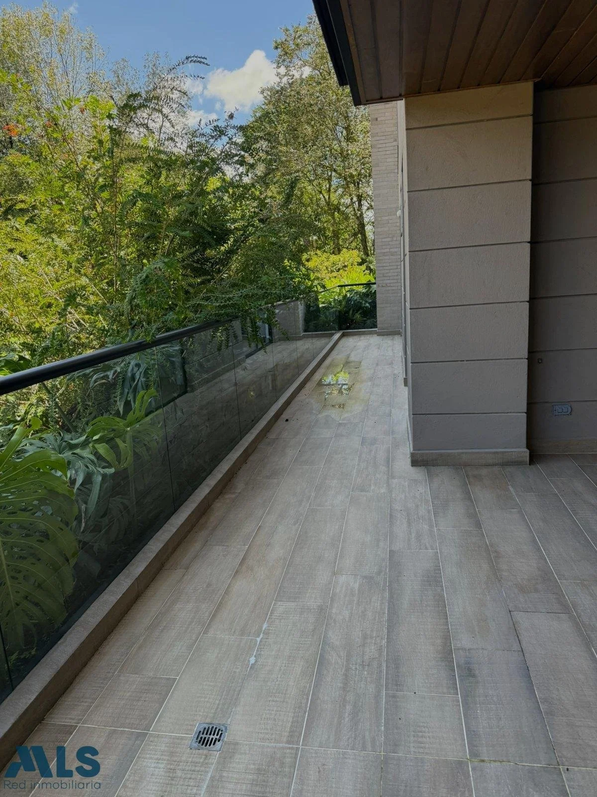 Exterior photo 2
