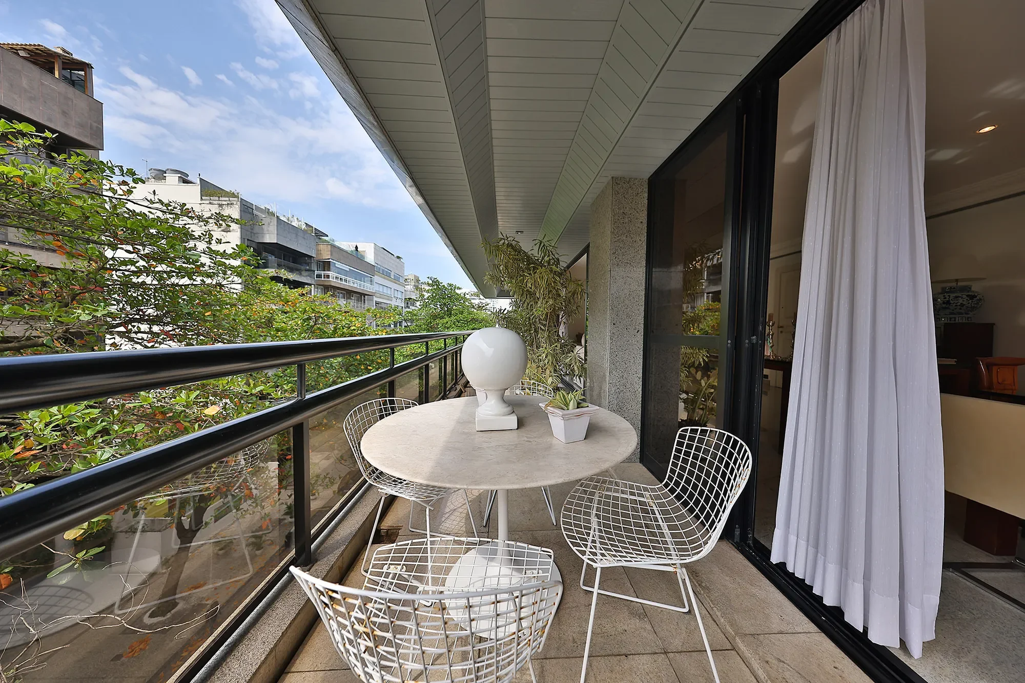 Exterior photo 6