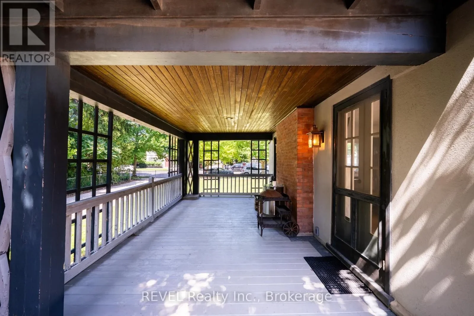 Exterior photo 7
