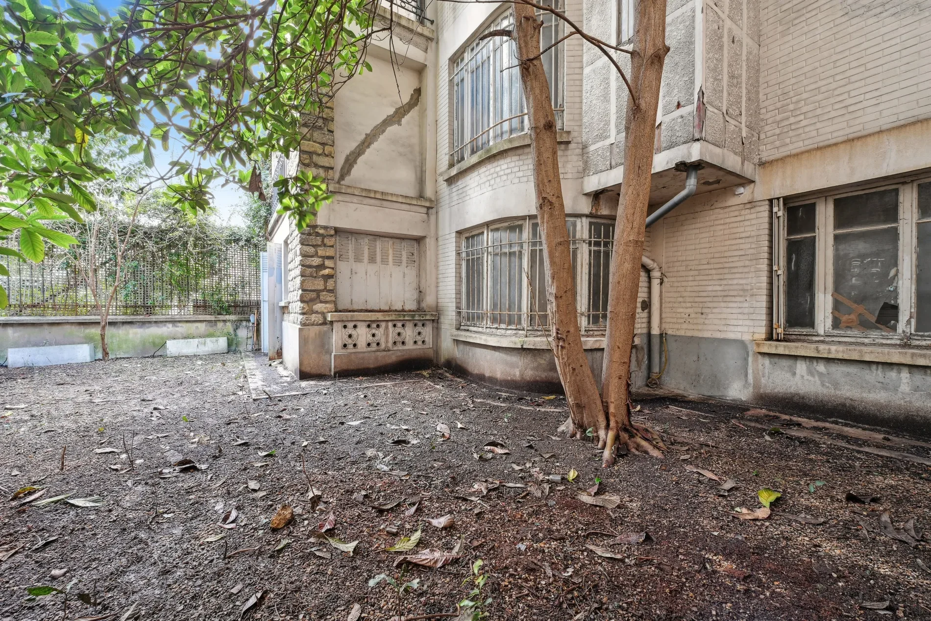 Exterior photo 2