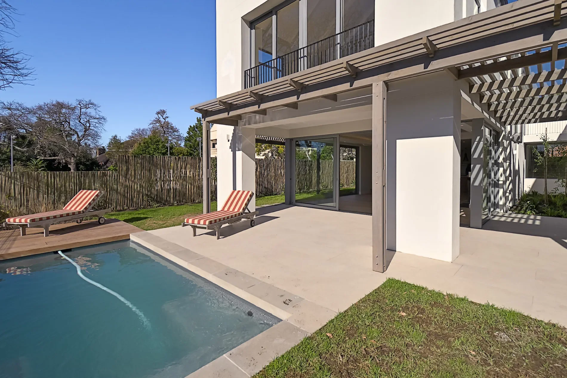 Exterior photo 3