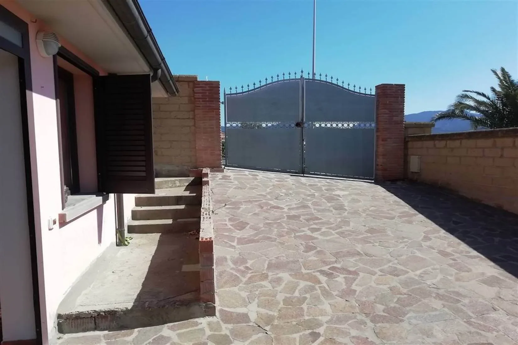 Exterior photo 9