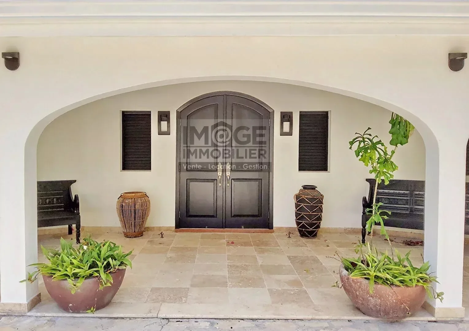 Exterior photo 3