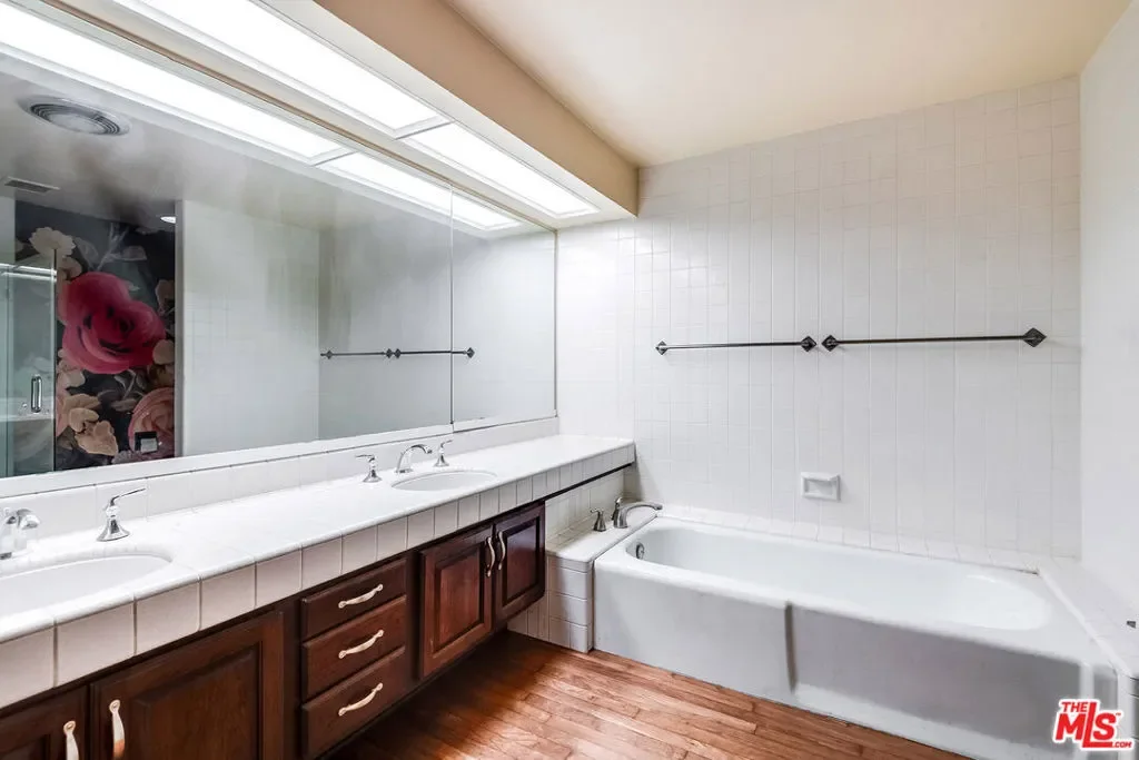 211 S Spalding Drive 107N, Beverly Hills, California, United States. - Photo 2