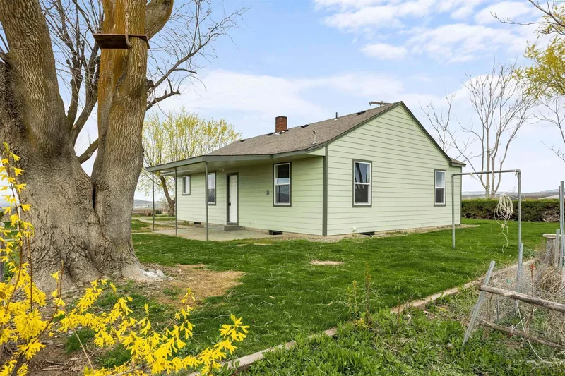 2 Bedrooms Single Family Detached