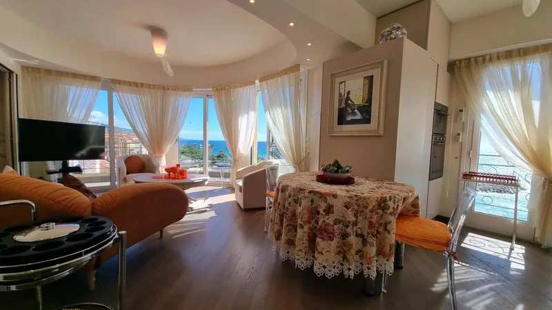Menton – Seafront and facing the sea, two exceptional apartments with a panoramic solarium, stunning