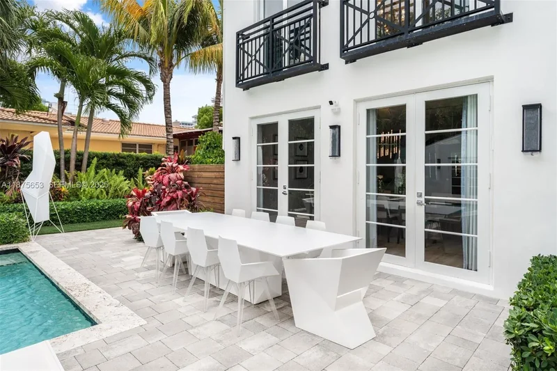 2887 Pine Tree Dr, Miami Beach, Florida, United States. - Photo 19