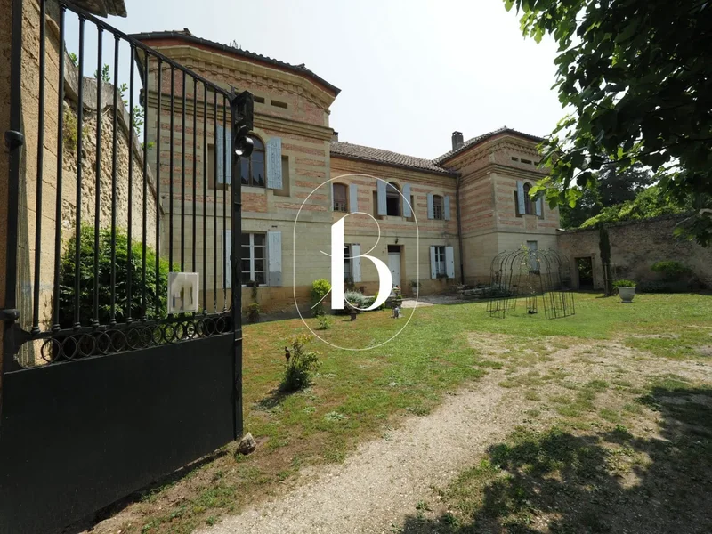 For Sale: Château in Uzès, 480m², 15 Rooms, €1,300,000 with Garage
