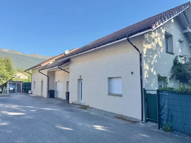 Exterior photo 3