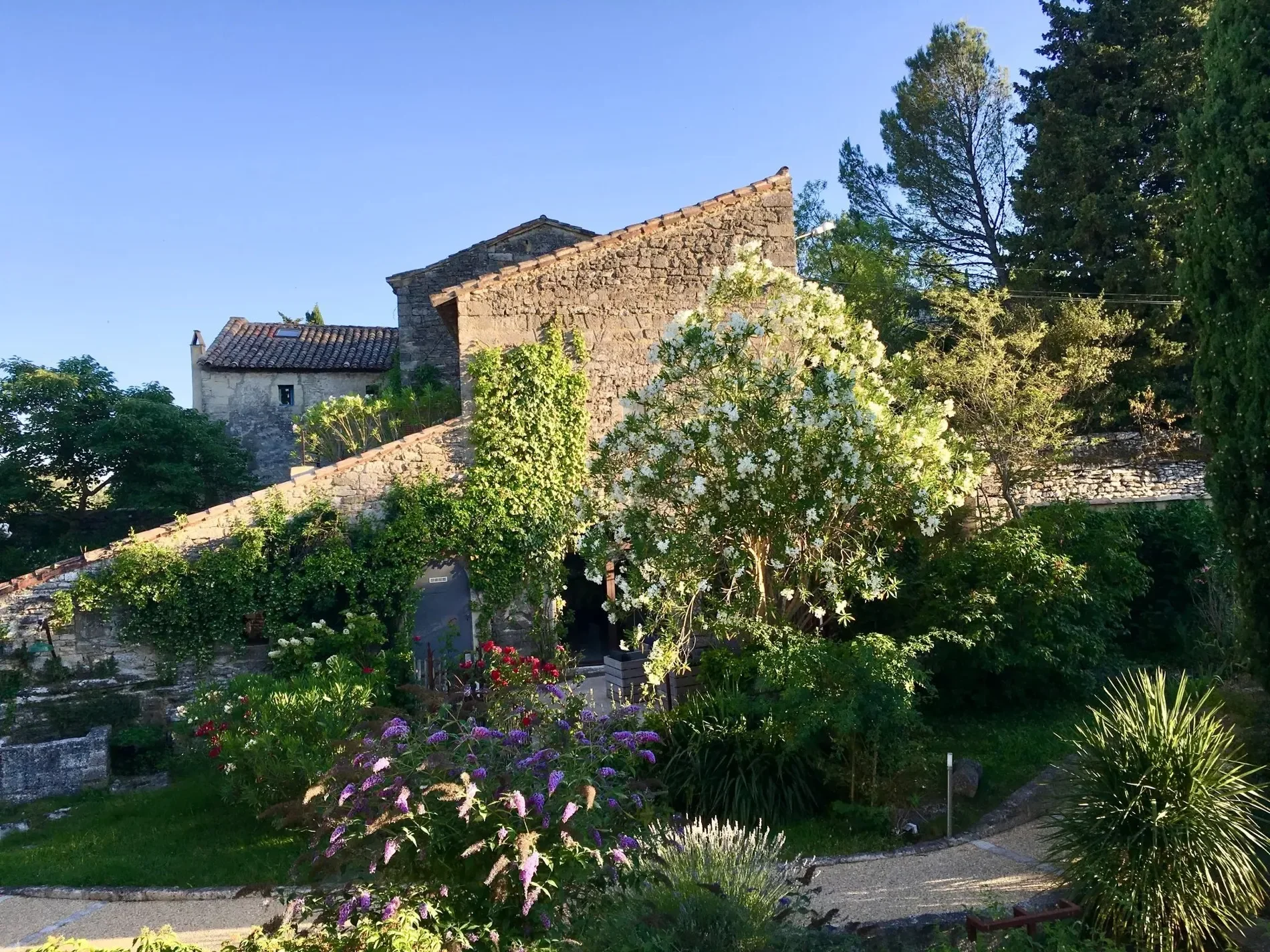 Exterior photo 5