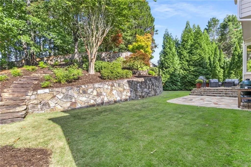Exterior photo 6