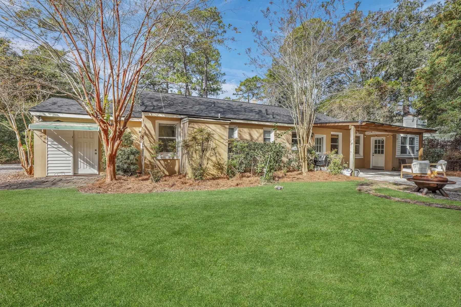 Exterior photo 6