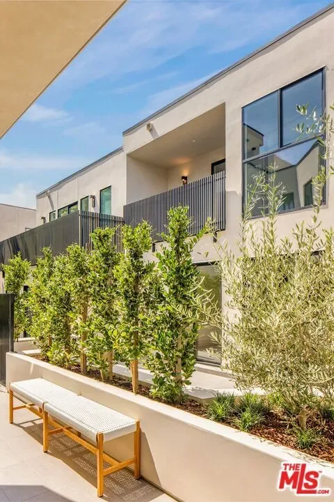 922 N West Knoll Drive, Los Angeles, California, United States. - Photo 11