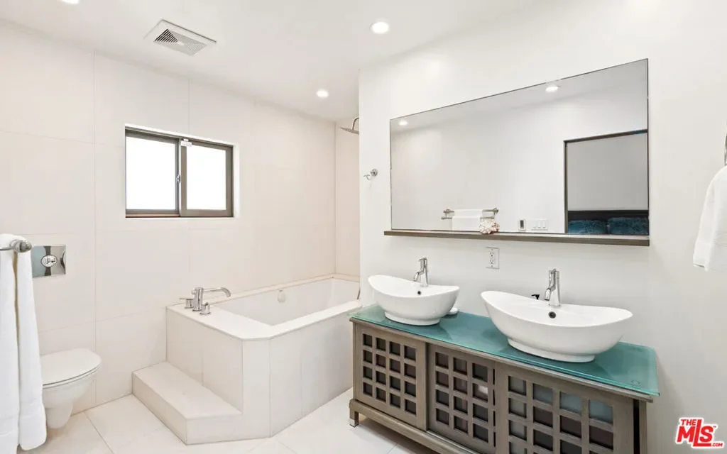 23018 Pacific Coast Highway, Malibu, California, United States. - Photo 32
