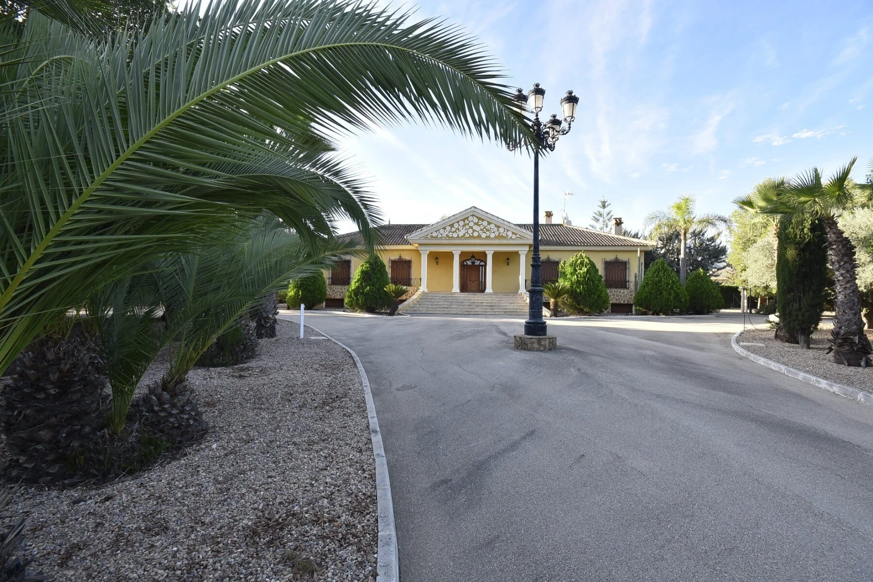 Exterior photo 2