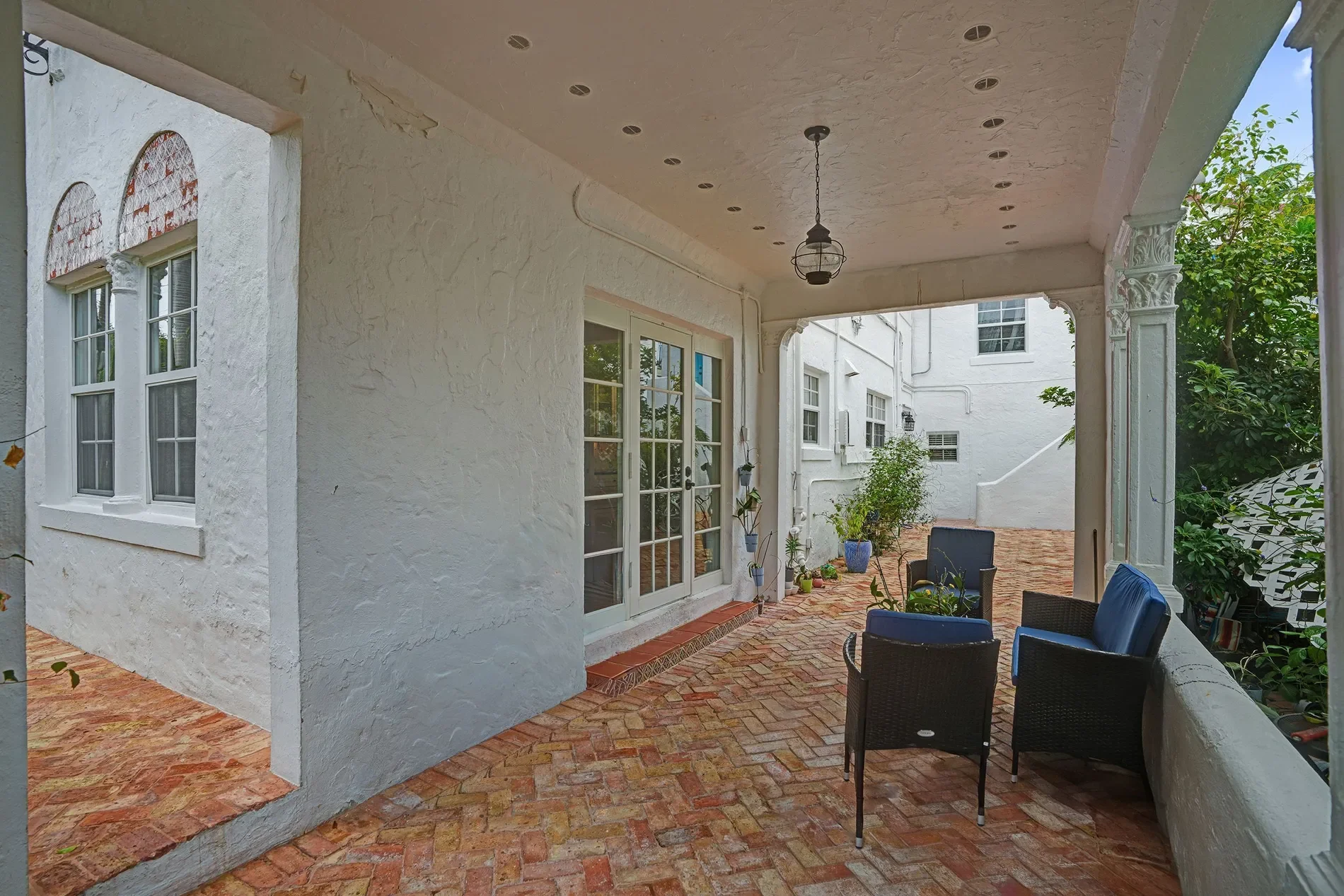 Exterior photo 9