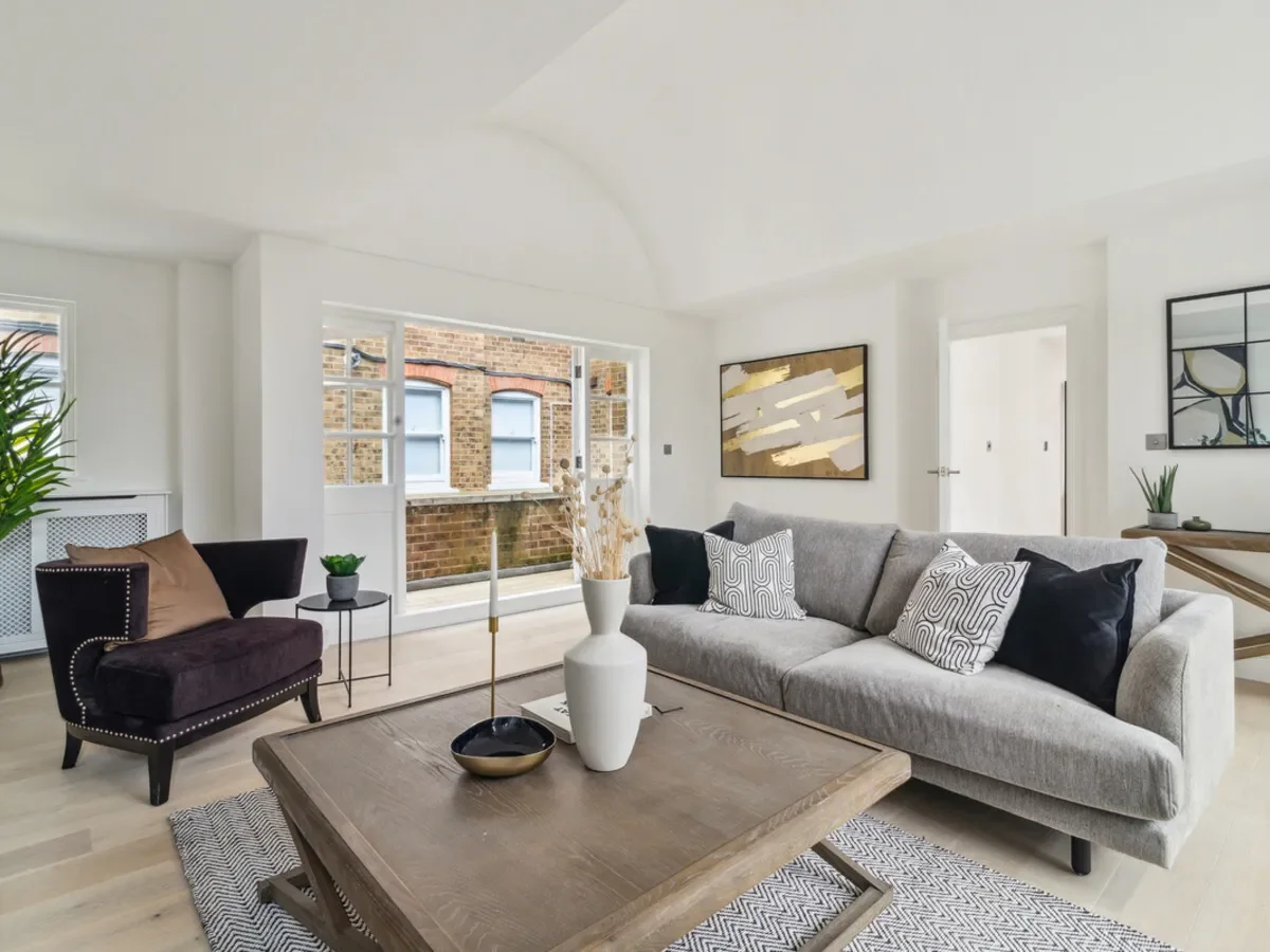 Berkeley Mews, London, W1H, London, England, United Kingdom. - Photo 1