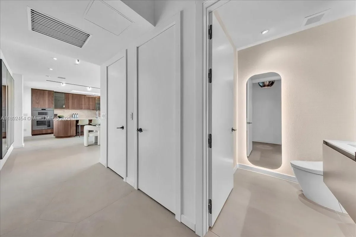 888 Biscayne Blvd #PH 5704, Miami, FL 33132, Miami, Florida, United States. - Photo 30