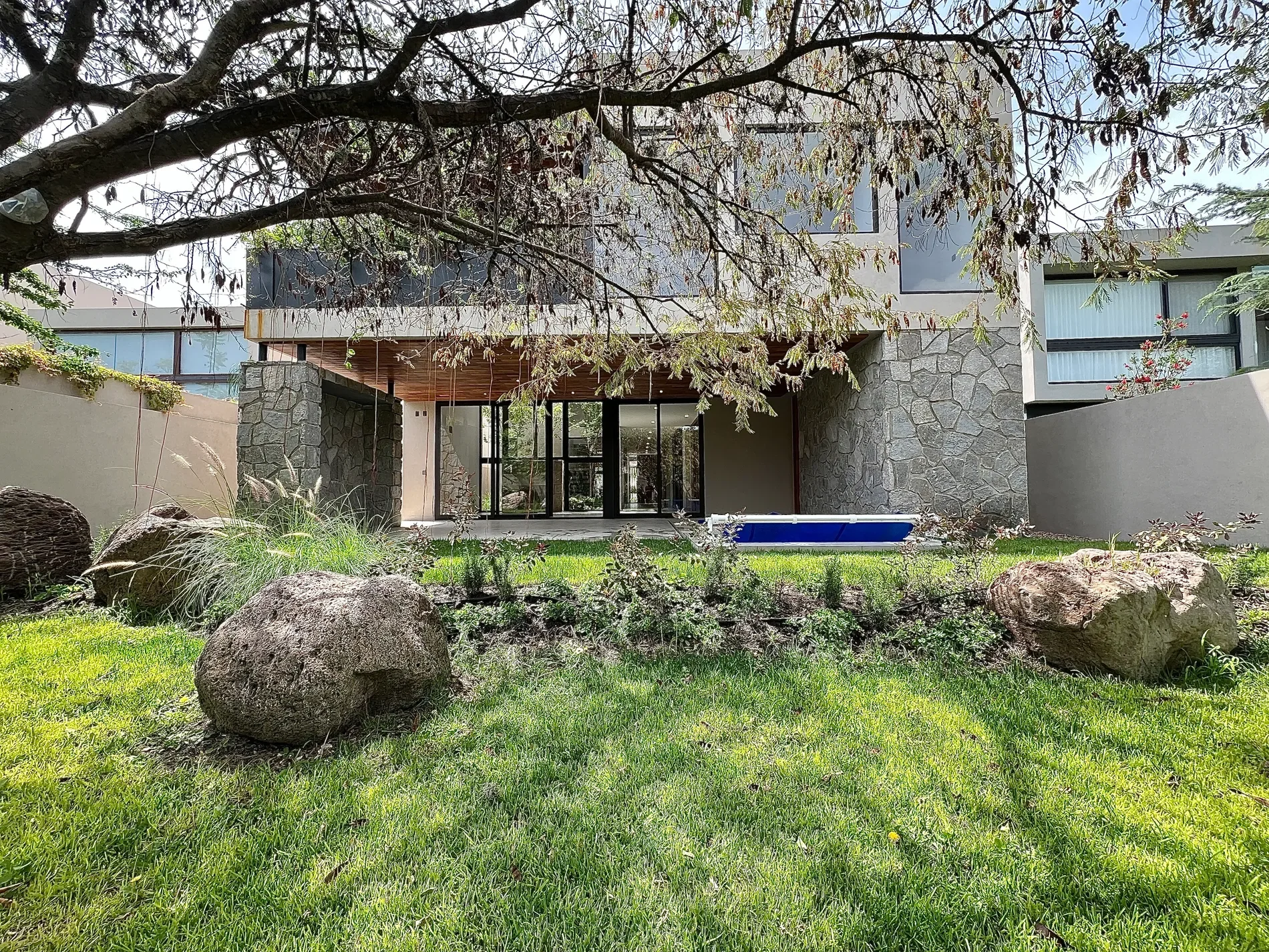 Exterior photo 6