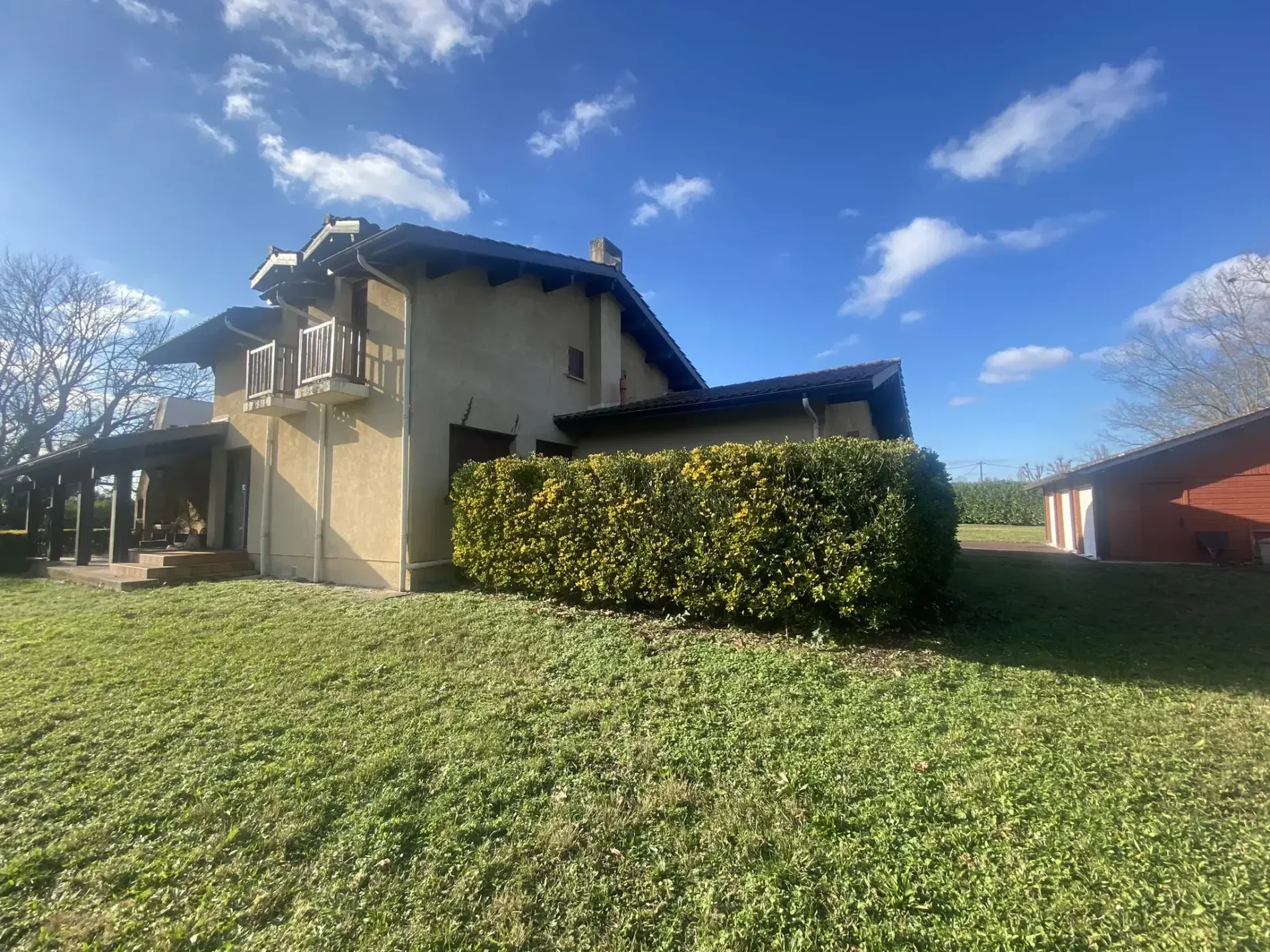 Exterior photo 6