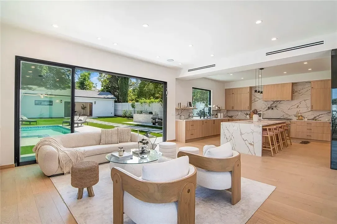 22616 Hatteras Street, Los Angeles, California, United States. - Photo 2