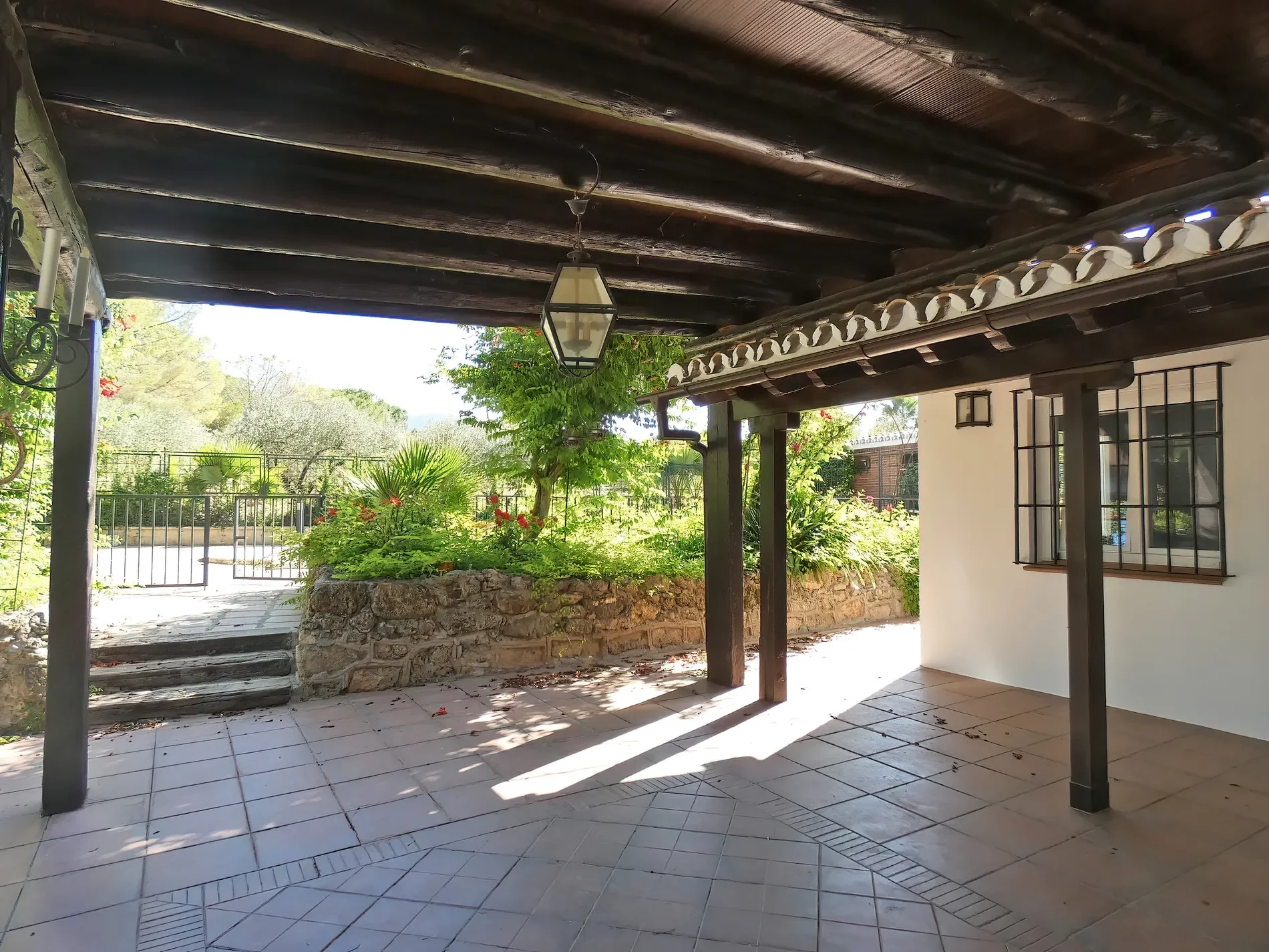 Exterior photo 6