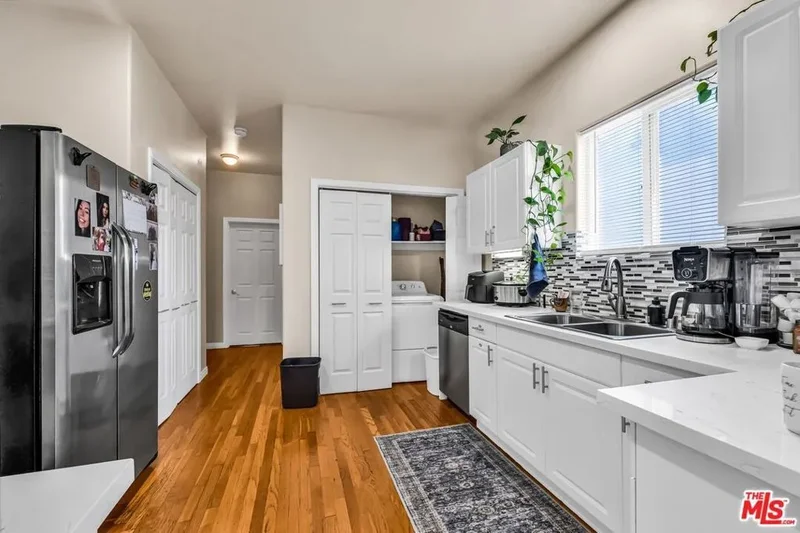 1073 S Mansfield Avenue, Los Angeles, California, United States. - Photo 28
