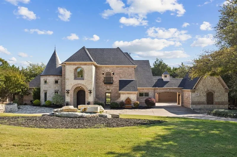 Single Family Residence in Cedar Hill