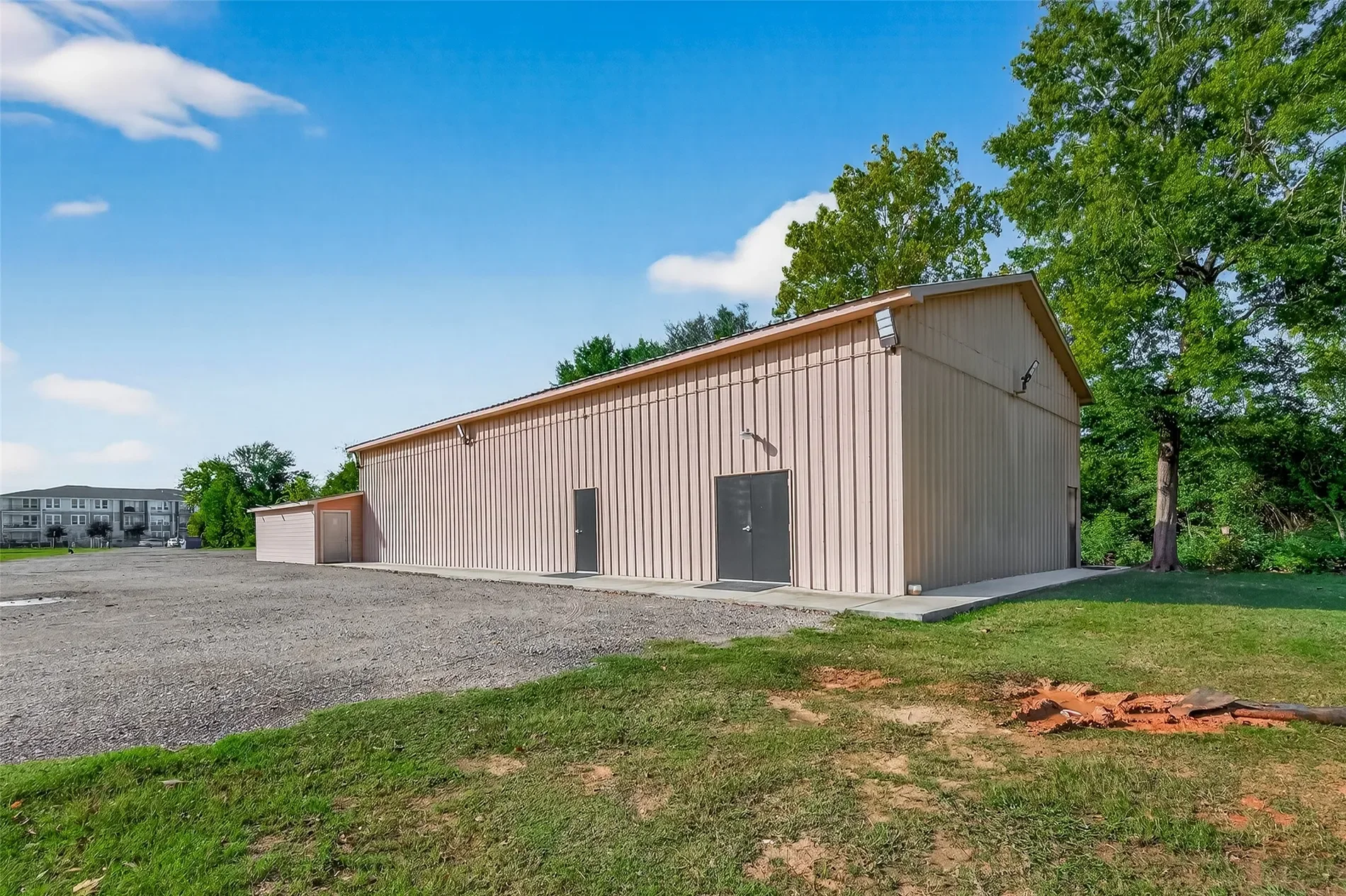 Exterior photo 5