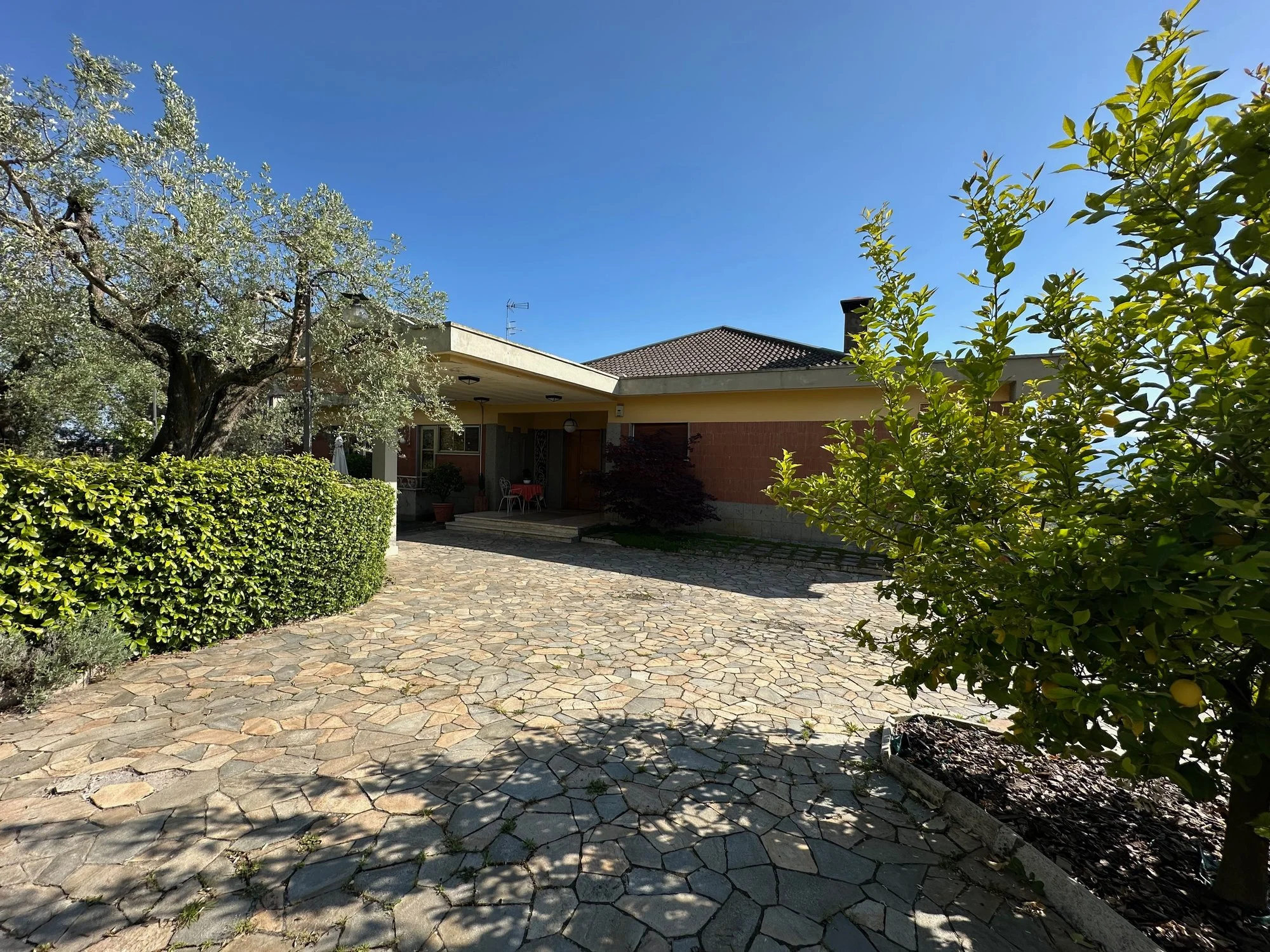 Exterior photo 9