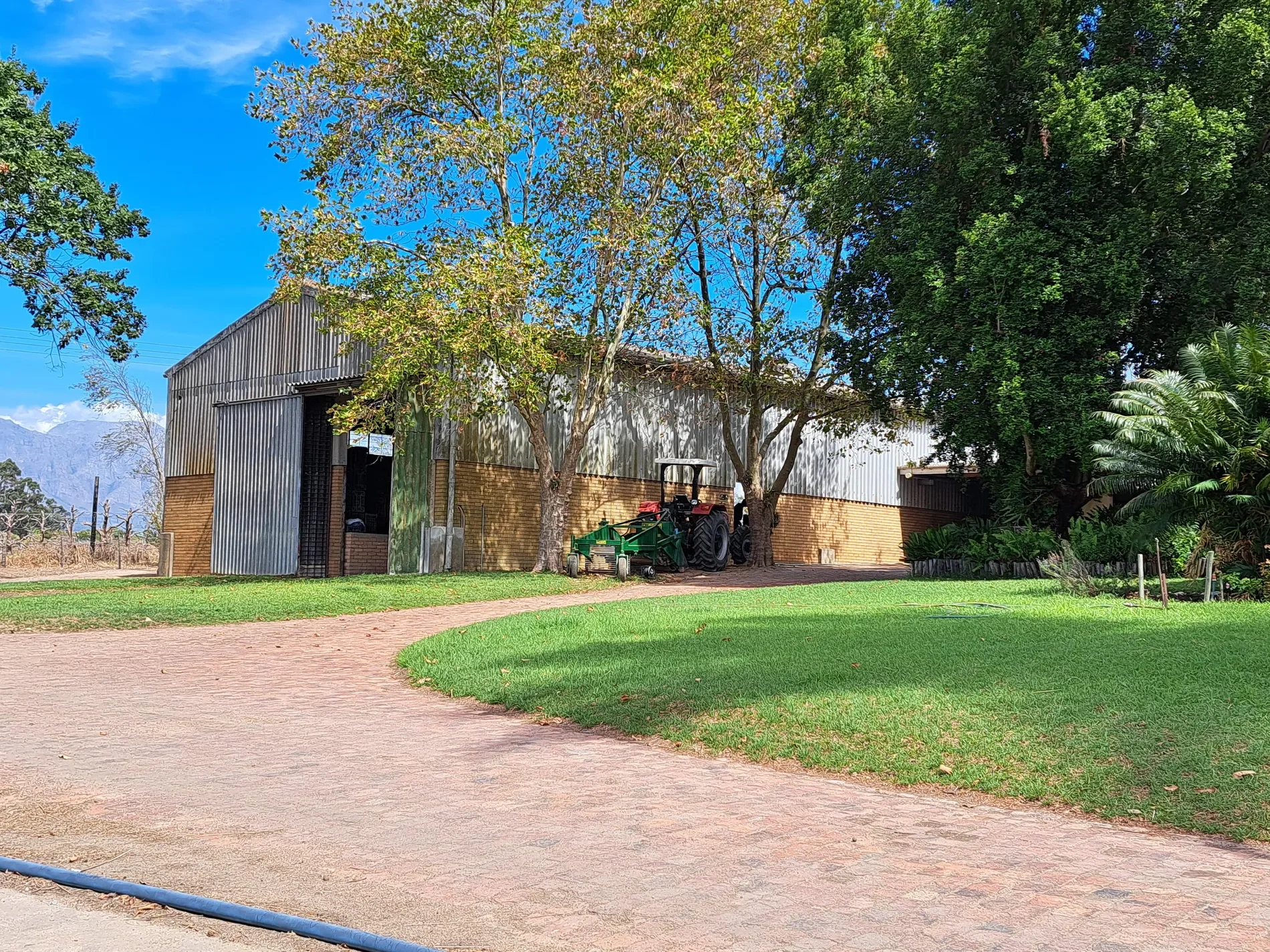 Exterior photo 2