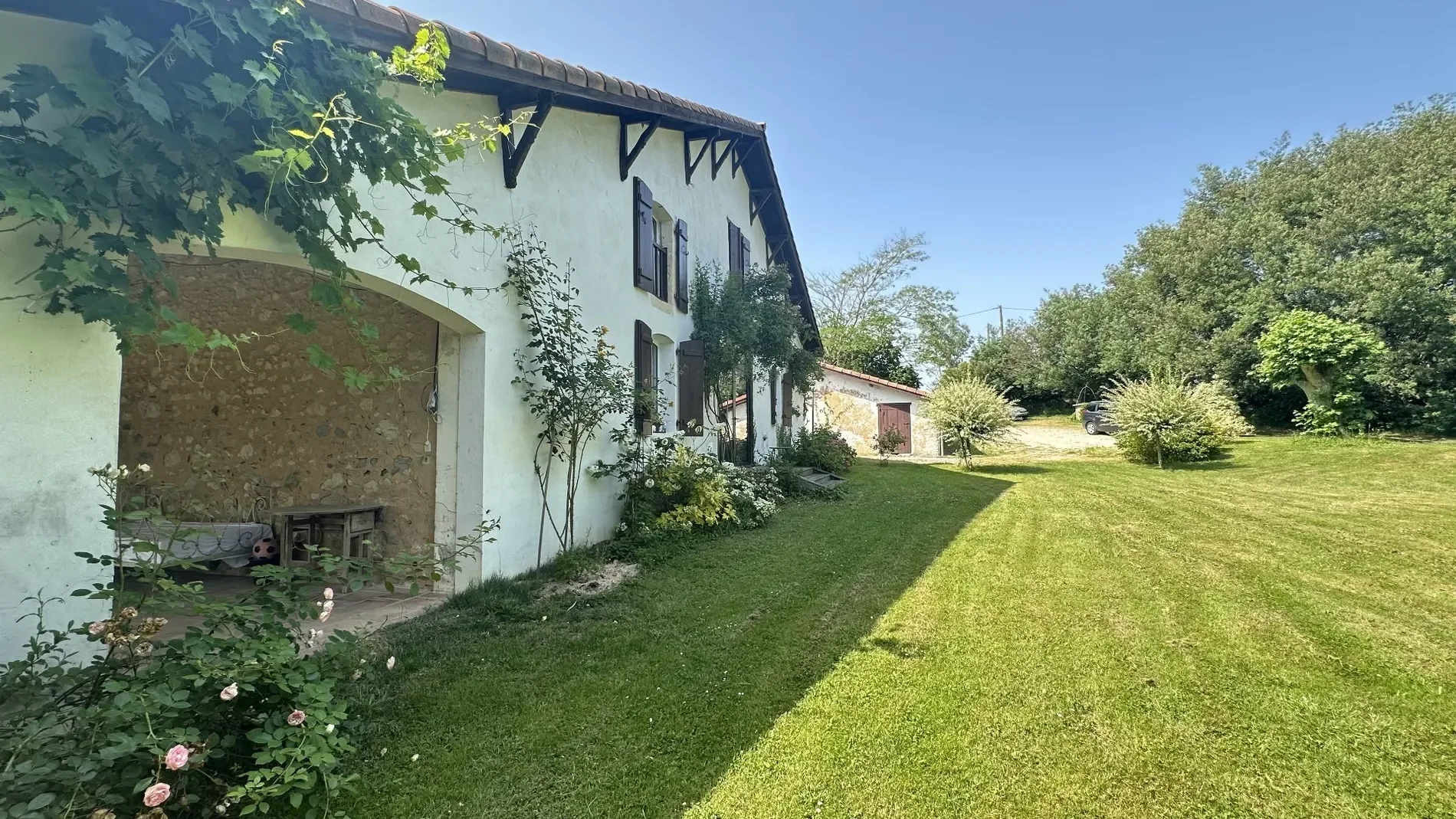 Exterior photo 6