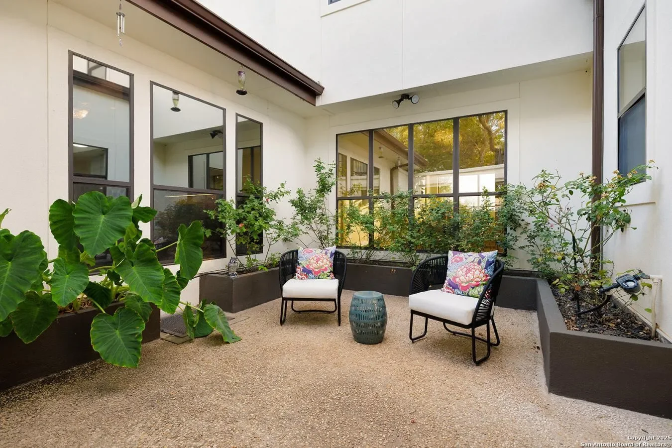 Exterior photo 9
