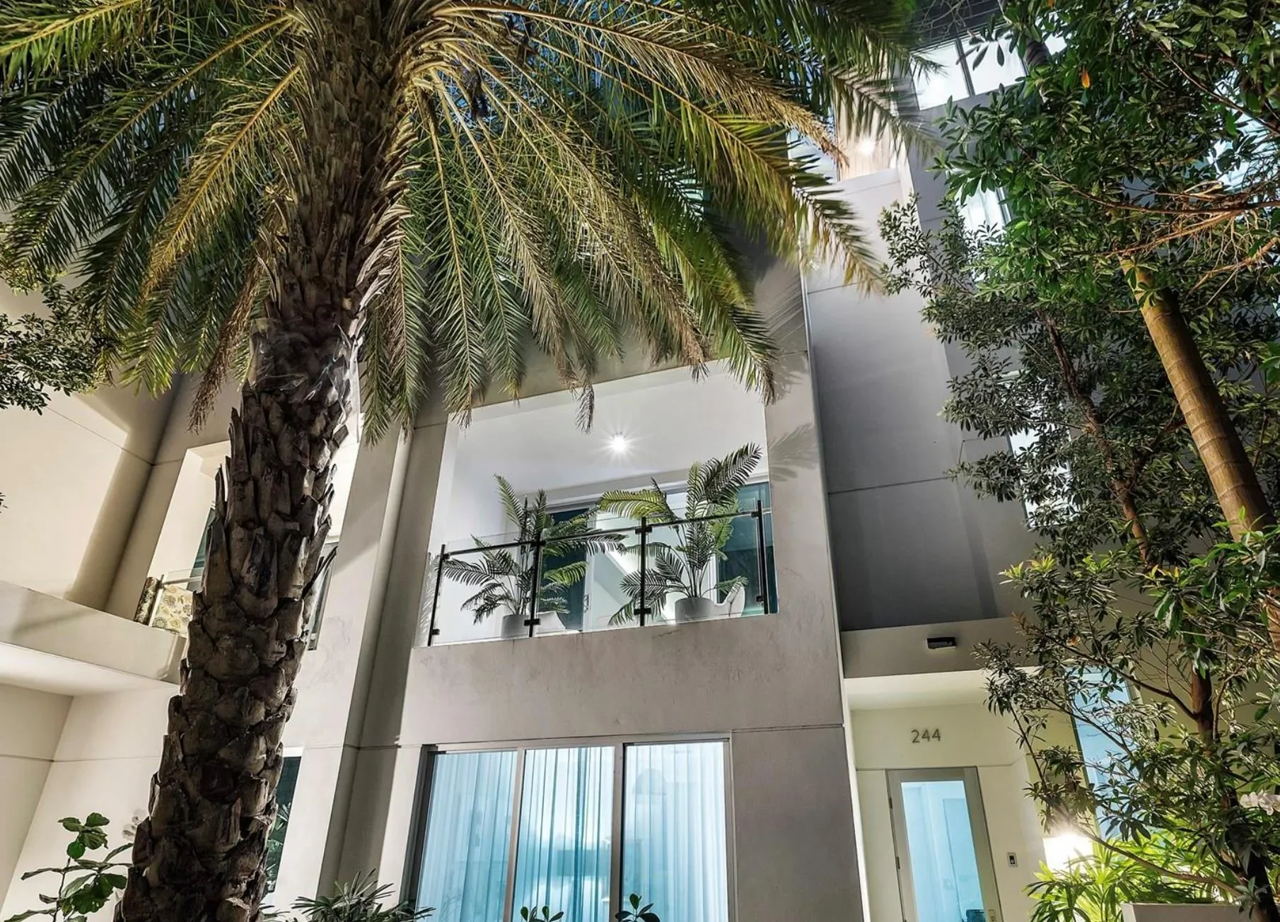 Exterior photo 5