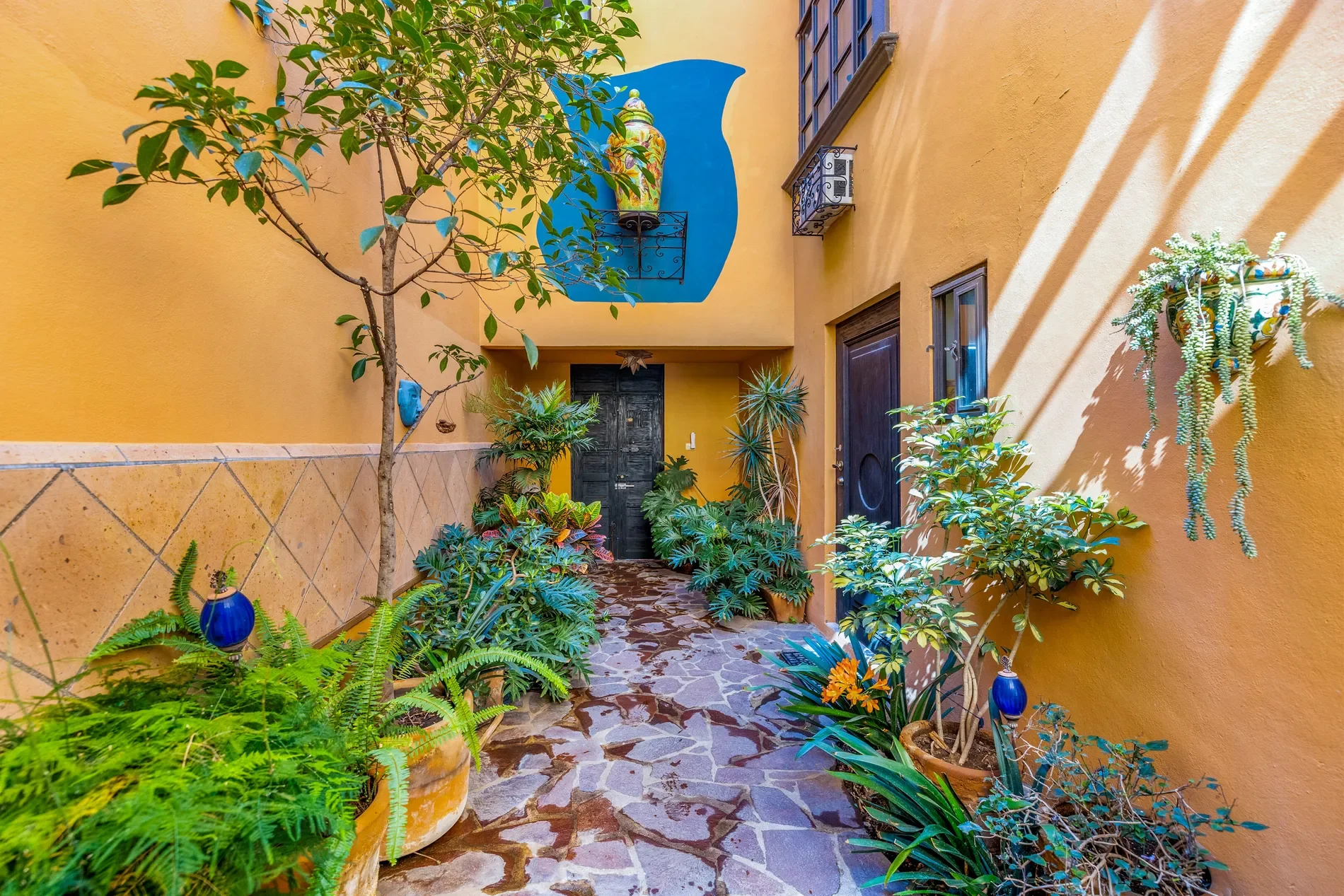 Exterior photo 2