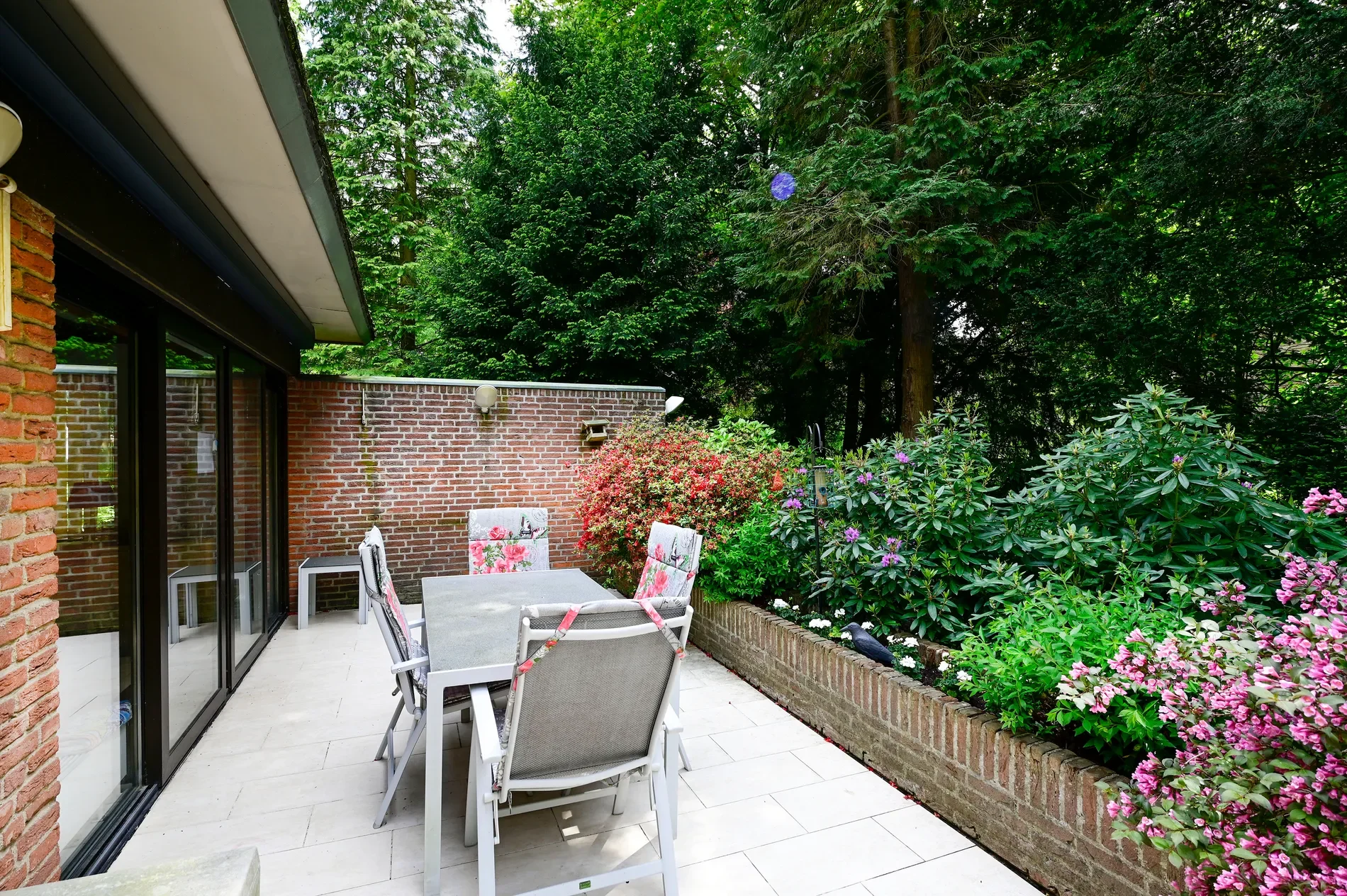 Exterior photo 6