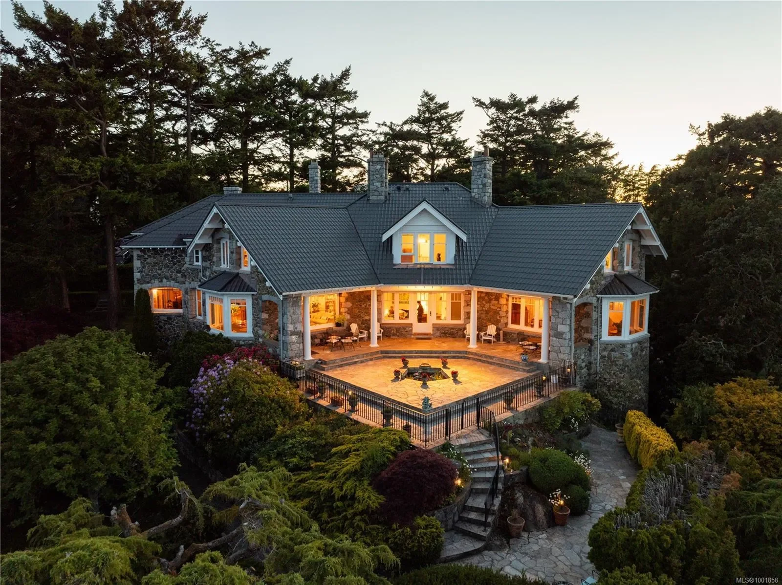 305 Denison Rd, Oak Bay, British Columbia, Canada. - Photo 3
