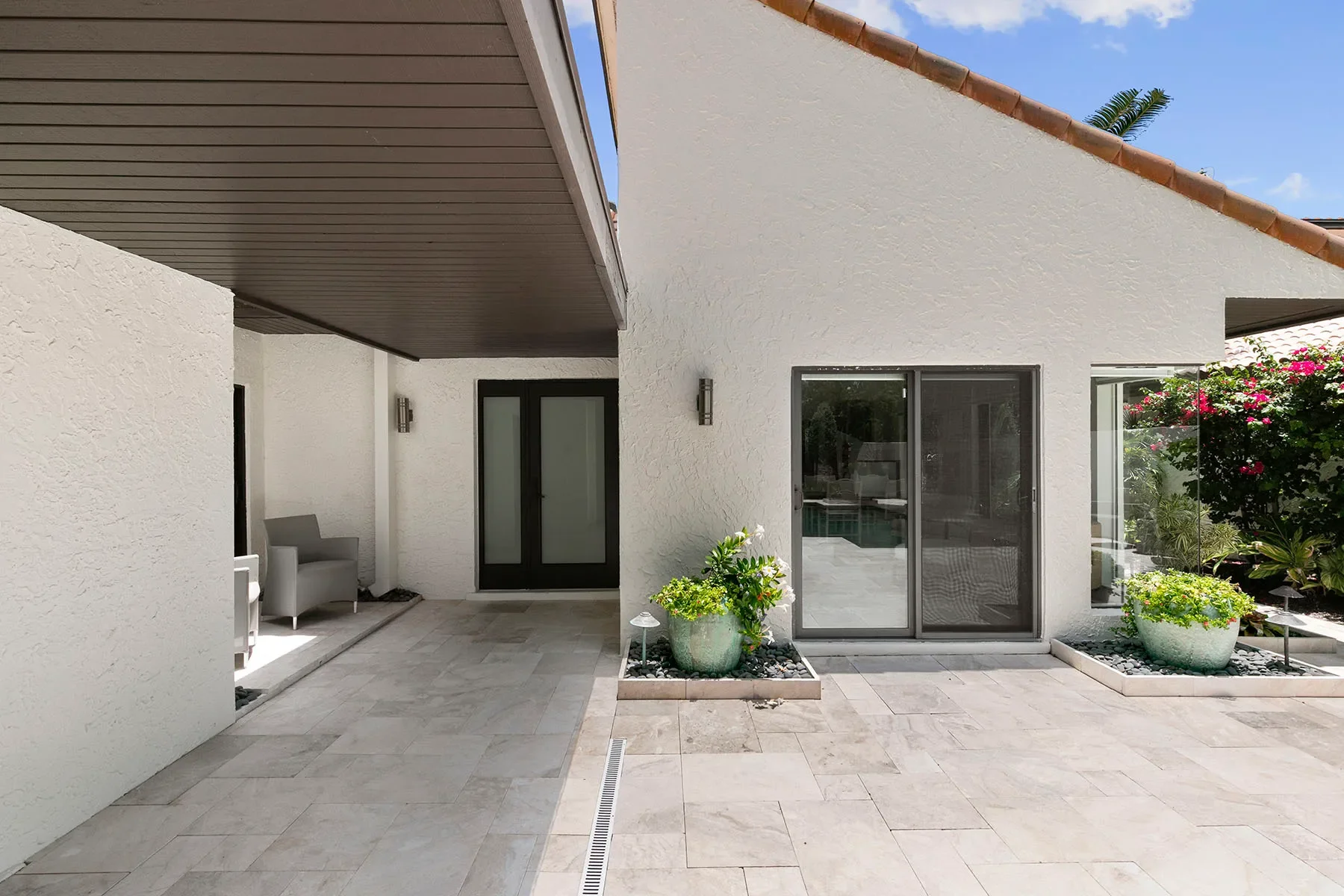 Exterior photo 3