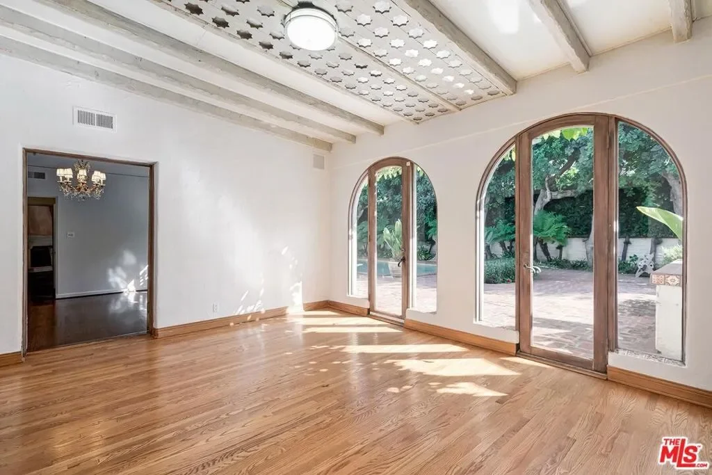 1017 Chevy Chase Drive, Beverly Hills, California, United States. - Photo 2