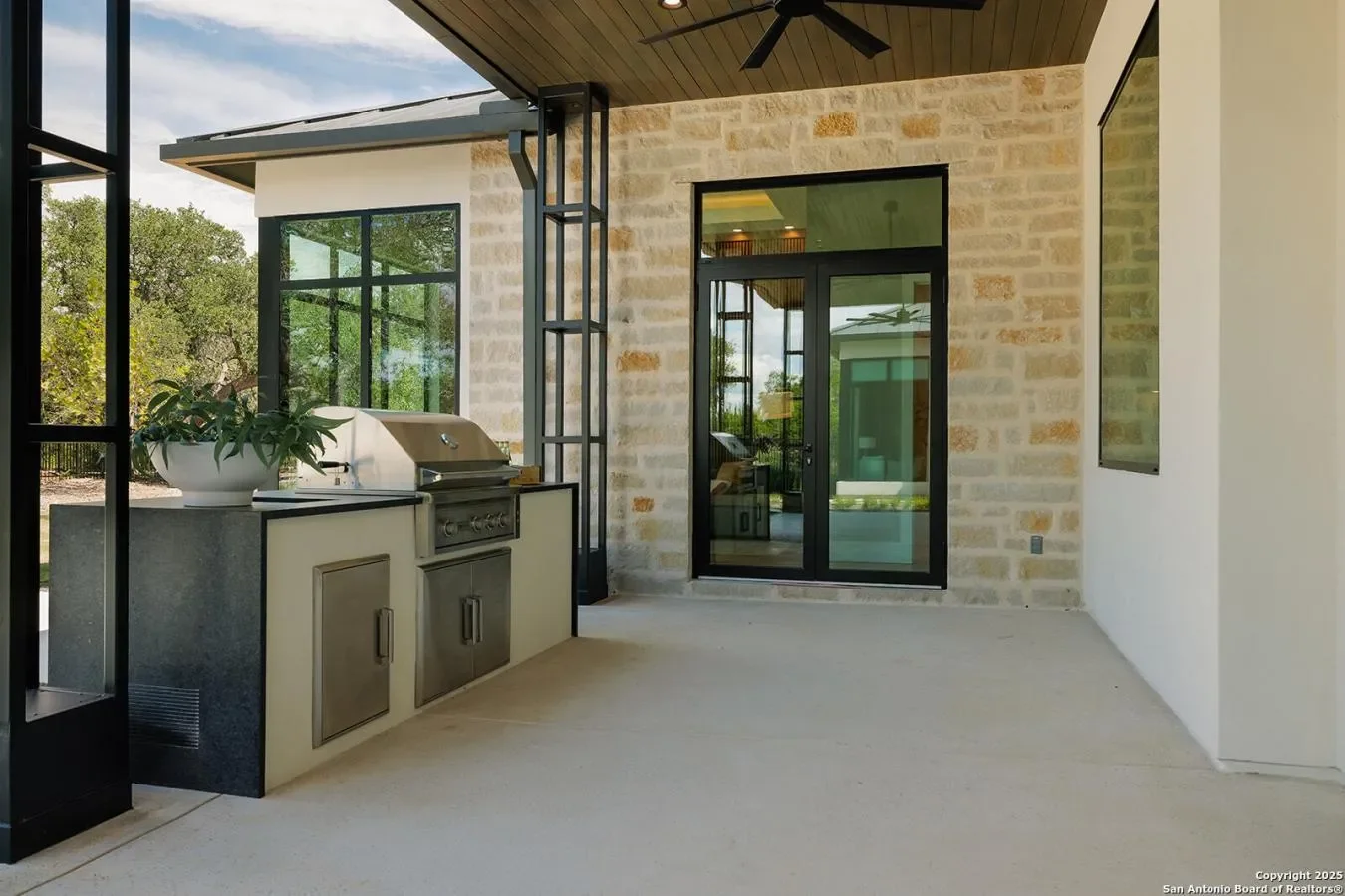 Exterior photo 4