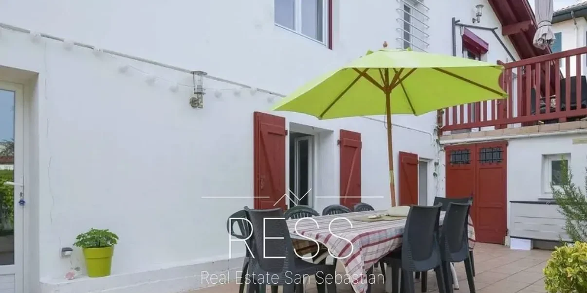 Exterior photo 6