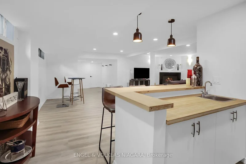 2459 NOELLA Crescent, Niagara Falls, Ontario, Canada. - Photo 2