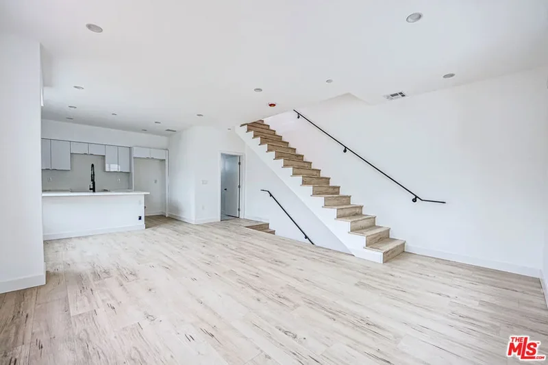 6461 Woodley Avenue, Los Angeles, California, United States. - Photo 32