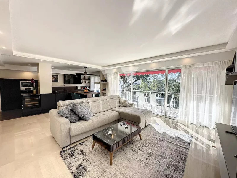 3 BEDROOM TOP FLOOR APARTMENT OF 110M2 WITH TERRACE IN A QUIET AREA