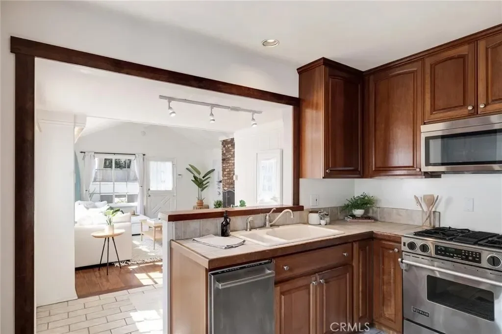 525 Manhattan Beach Boulevard, Manhattan Beach, California, United States. - Photo 22
