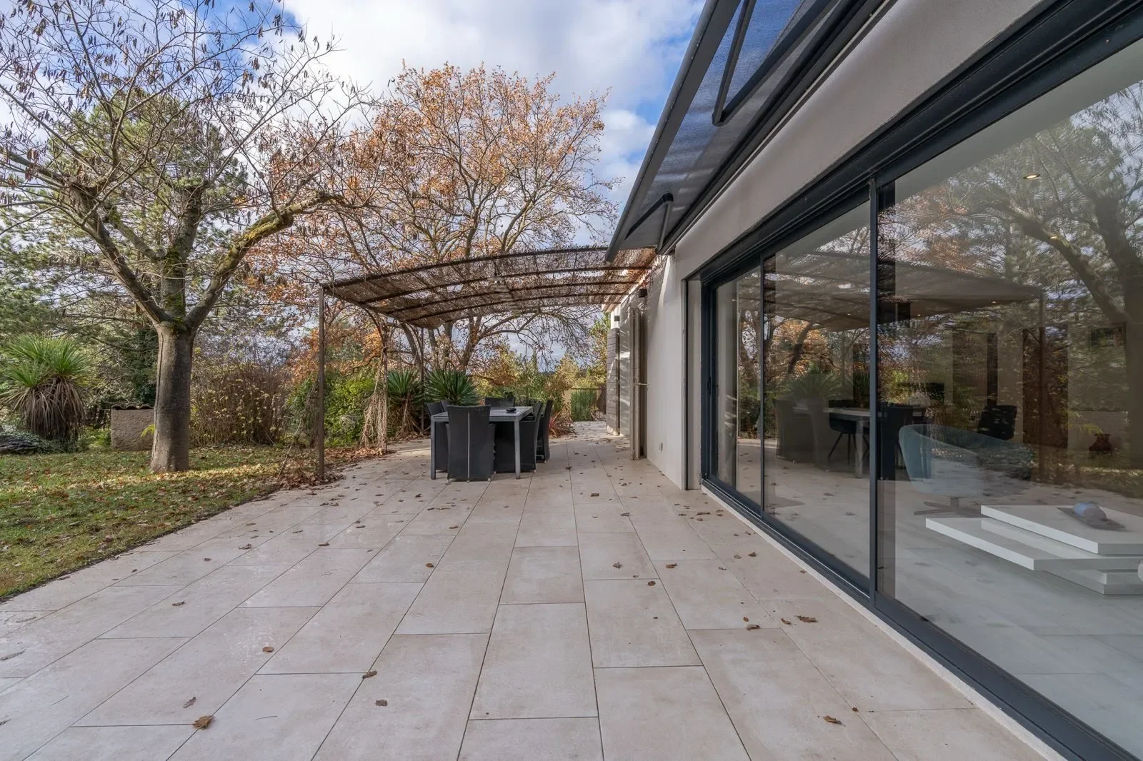 Exterior photo 2