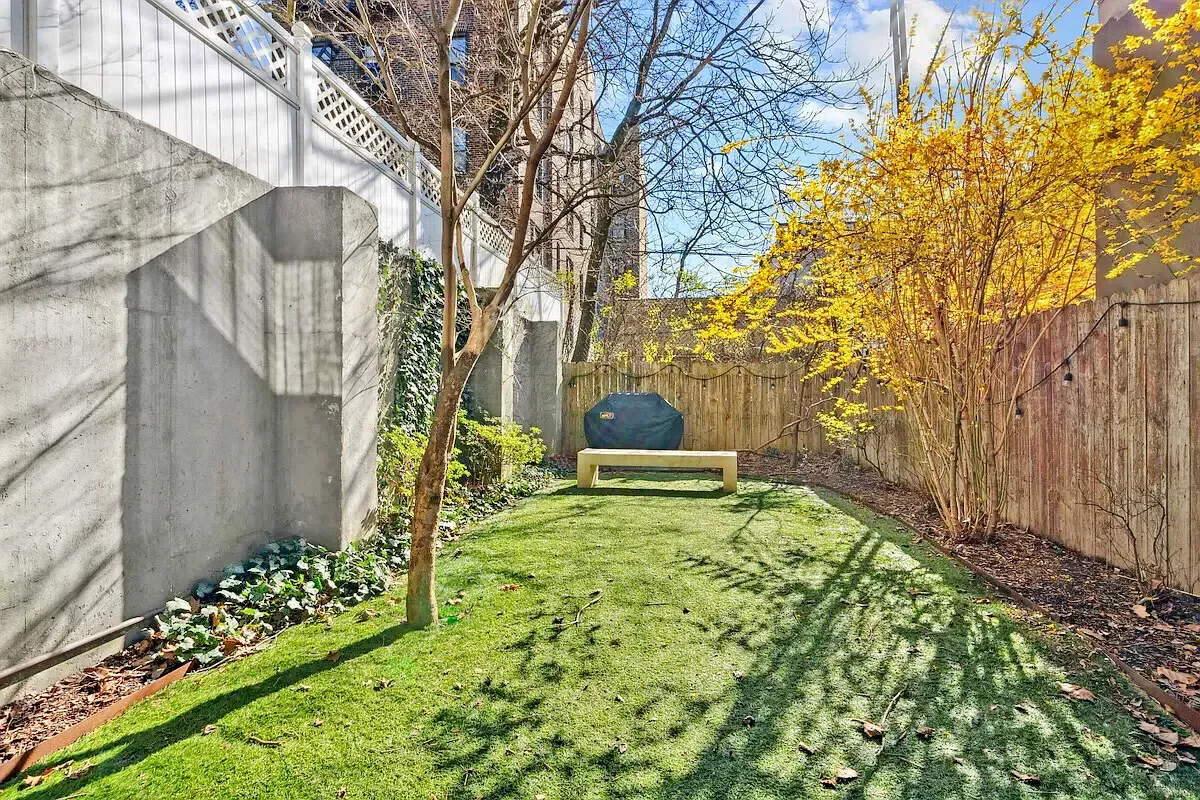 Exterior photo 3