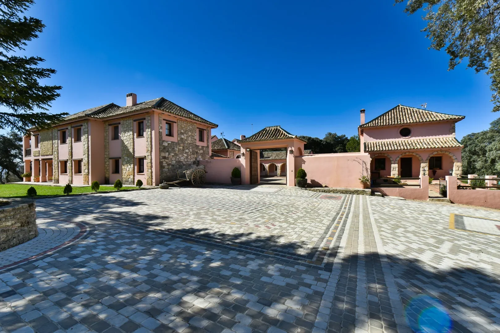 Exterior photo 2